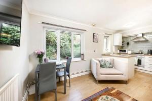 One bedroom central Slough with parking