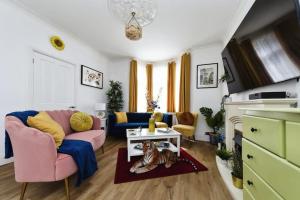 Your Chic 3BR Home Comfort and Style in London