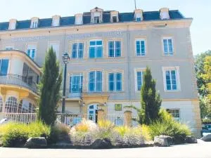 Grand Hôtel de Bourbon-Lancy - Spa et Restaurant - Logis - 贝布尔河畔东皮耶尔