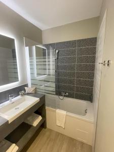 Hotels The Originals Boutique, Hotel Clos Sainte Marie, Nevers : photos des chambres