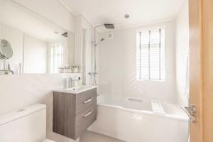 Luxury Lodge with Hot Tub in Windsor Marina