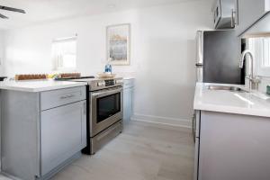 Walk Everywhere! 1-Bedroom Gem in Downtown Hub