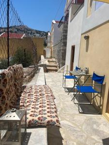 kalosymi studio, erdtöne mit hafenblick