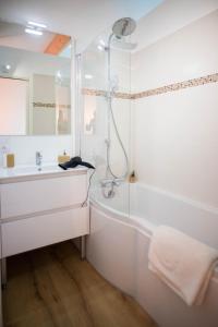 Villa moderne proche du Mans avec piscine intérieure