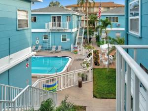 Quiet Corner Suite Heated Pool & 2 mins 2 beach
