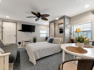 Quiet Corner Suite Heated Pool & 2 mins 2 beach