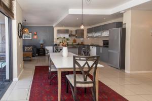 City Bowl stylish home,in walking distance Flatrock