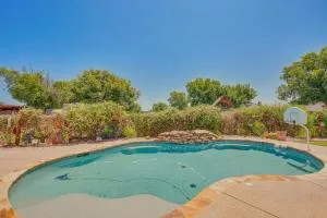 Sunny Stephenville Home with Pool 4 Mi to Downtown - De Leon