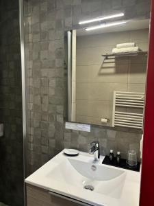 Hotels LOGIS HOTEL-RESTAURANT - Le Moulin d'Artres : photos des chambres
