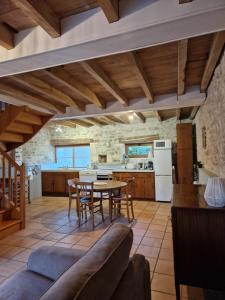 Maisons de vacances Le Bois Fleuri : Ensemble de 3 gites avec piscine pour 18 personnes : photos des chambres