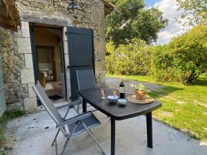 B&B / Chambres d'hotes LODGE avec kitchinette terrasse et jardin prive clos : photos des chambres