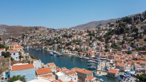 kalosymi studio, erdtöne mit hafenblick
