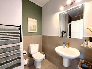 Brizzys Balcony Luxe Retreat Great Location!