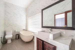 Suite Loại Sang Có Bể Bơi Riêng (Deluxe Suite with Private Pool)