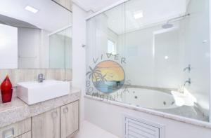 COBERTURA ALTO PADRÃO COM PISCINA - 3 SUÍTES No CENTRO DA PRAIA