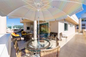 COBERTURA ALTO PADRÃO COM PISCINA - 3 SUÍTES No CENTRO DA PRAIA