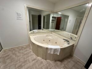 King Suite with Spa Bath room in Royal Inn - Anniston