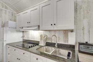 Pet-Friendly Picayune Tiny Home Near Space Center!