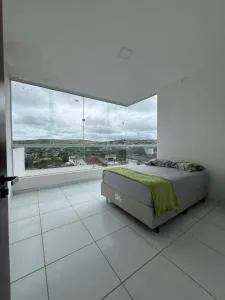 Casa com janela panorâmica, 3 quartos, Garanhuns - 加拉尼温斯