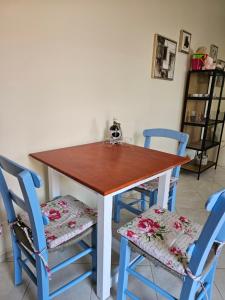 Athene and Emmanouil Place
