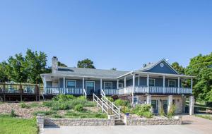 Large patio and hot tub near wine country