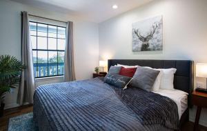 Large patio and hot tub near wine country