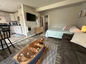 Updated Studio Style room on Lake Huron - Black River