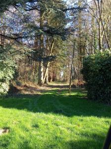 Sejours chez l'habitant Sejour baie de somme au Chateau de Mons Boubert pour 2 ou 4 : Aurore - Family Room with Park View on the Ground Floor