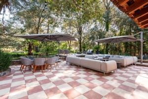 Spectacular House with Jacuzzi and Huge Garden