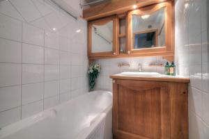 Apt Bellachat 10 for 4 with Pool & 120m to lift - Happy Rentals