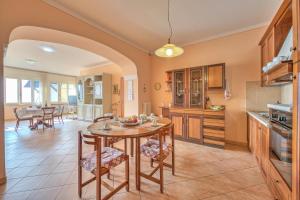 Angela -Terrace & beautiful View lake - Happy Rentals