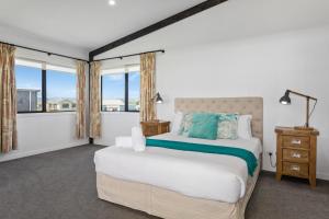 Black Bach- Beachfront Paradise Retreat
