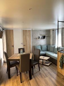 Maisons de vacances Bungalow cosy a Onzain avec piscine partagee : photos des chambres
