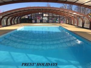 Maisons de vacances Bungalow cosy a Onzain avec piscine partagee : photos des chambres