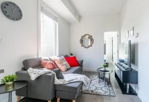 Modern 2 Bedroom Apartment - Near Leslieville - Toronto
