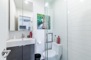Modern 2 Bedroom Apartment - Near Leslieville