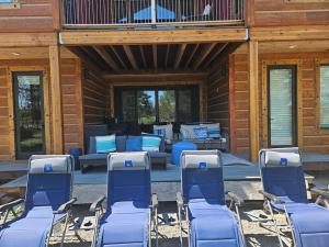 Beautiful Riverfront Near Mt Bachelor with Hot Tub