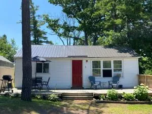 Listen to the waves from your front deck! - Tiny