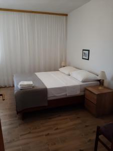 One-Bedroom Apartment with Balcony and Sea View room in Apartments by the sea Kukljica Ugljan - 8260