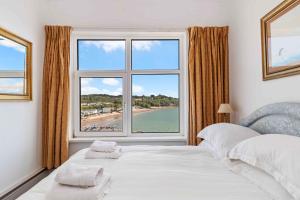 Captains View - Sea and Harbour Views Parking