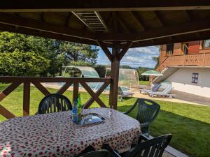 Maisons de vacances Chalet cosy avec piscine privee au Val-d'Ajol, 3 chambres - FR-1-589-597 : photos des chambres