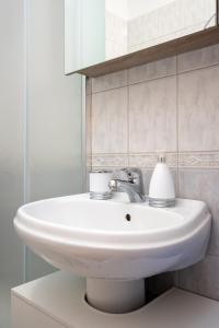 Apartments by the sea Stara Novalja, Pag - 21662