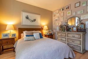 MrW Artists Atelier Orchid Oasis 3Br House