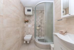 Apartments with parking space Makarska - 23020