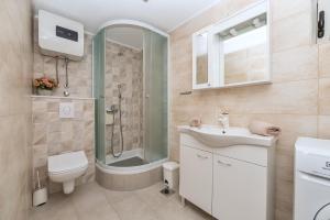 Apartments with parking space Makarska - 23020