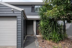 Modern Pet-friendly Mudjimba Townhouse