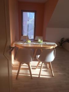 Haus mit Terrasse am Sonnenuntergang