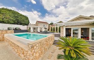 4 Bedroom Lovely Home In Drvenik Mali