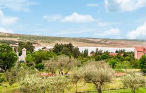 2 Bedroom Lovely Apartment In Rovanjska