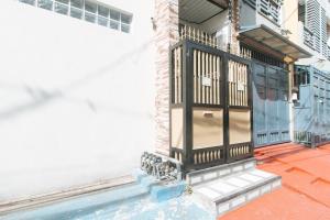 RedDoorz at MGP Apartelle Near Espana